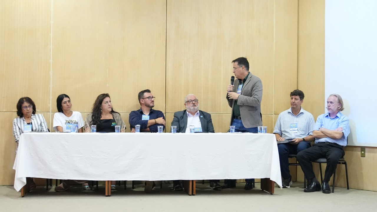 Evento reuniu especialistas e representantes de diversos setores públicos e da sociedade civil para debater estratégias para o enfrentamento dos desafios ambientais da região